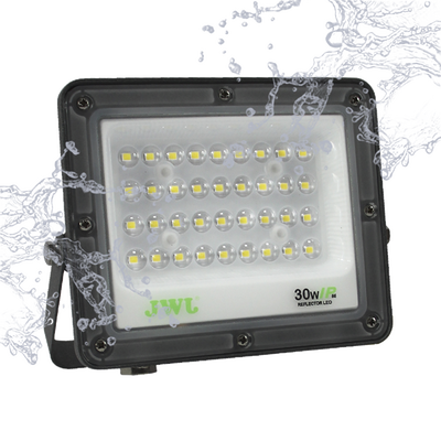 Reflector Tipo Lupa 30 W / Flujo luminoso 3 000 lm / 110 – 240 Vca~ 60Hz /  Dimensiones 150 x 125 x 22 mm / Uso en exterior IP66.
